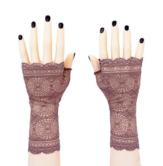 ein paar weitere fingerlose Handschuhe, vintage Garderobe, für party, Geburtstag, Hochzeit oder sonstige förmliche events, Vernissagen, Gala Abende, treue Begleitung. Aus feiner Spitze, geometrische Muster im art deco Stil, Glanz, Bogenkante, elastisch, mit Daumen zum Reinschlüpfen , ein rechter und ein linker Handschuh in der Farbe taupe-lila