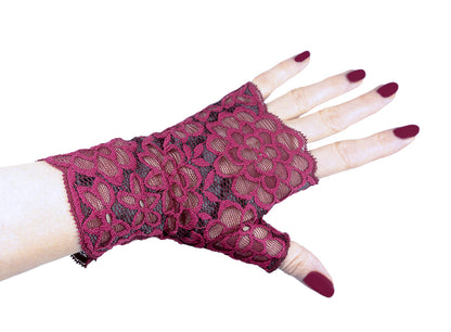 Detailansicht der blickdichten Spitze in Magenta und Schwarz mit leicht glänzender Dahlien-Musterung