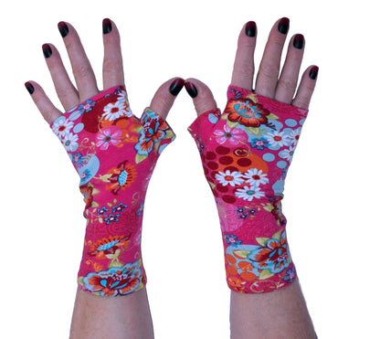 Mitaines en jersey doux, ULTRA CONFORTABLES #INDISPENSABLE, à motifs colorés, doublées (couleur de la doublure au choix), avec nœud.