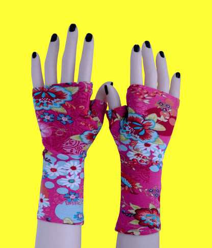 Mitaines en jersey doux, ULTRA CONFORTABLES #INDISPENSABLE, à motifs colorés, doublées (couleur de la doublure au choix), avec nœud.