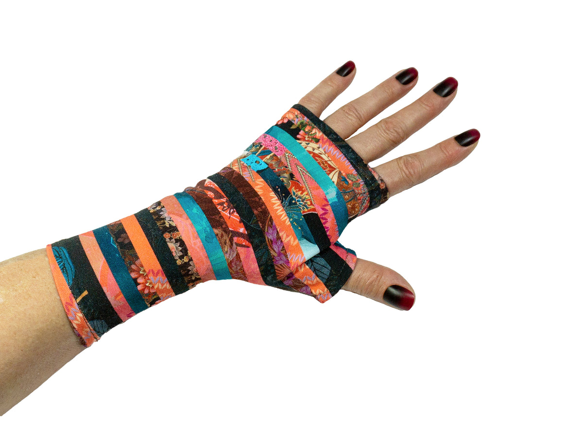 Einzel Handschuh Ansicht. nur eine Hand fotografiert. Robuste, bequeme, chice Handschuhe fingerlos für viele Anlässe, perfekt für party, Straßenfest, Konzerte, Picknicks und rauchfrei für alle Jahreszeiten. Handarbeit auf Bestellung. Hergestellt in Deutschland.