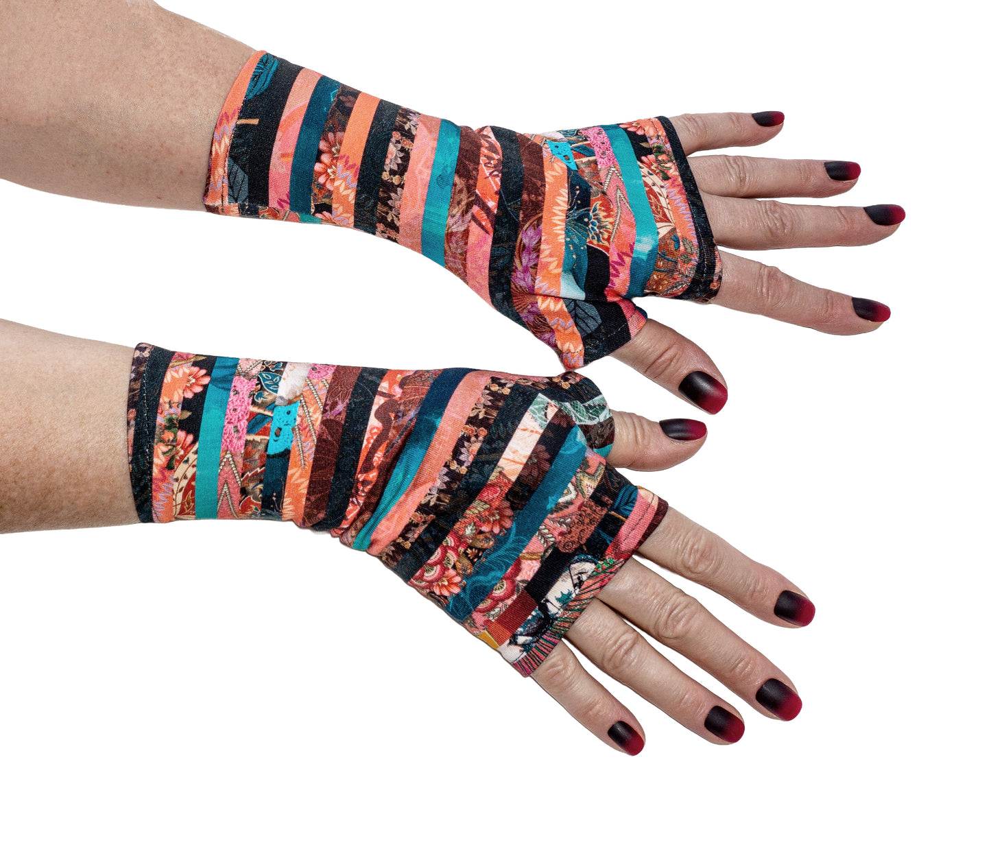 ein paar robuste, mit buntem gestreiften Muster Handschuhe ohne Finger, aus French Terry, dicker Baumwollstoff, leicht elastisch von Mouska Alfar, in Handarbeit hergestellt, unisex für die ganze Familie.
Auf dieser Seite ein paar neben einander liegende Damen Hände mit passend lackierten Fingernägeln.