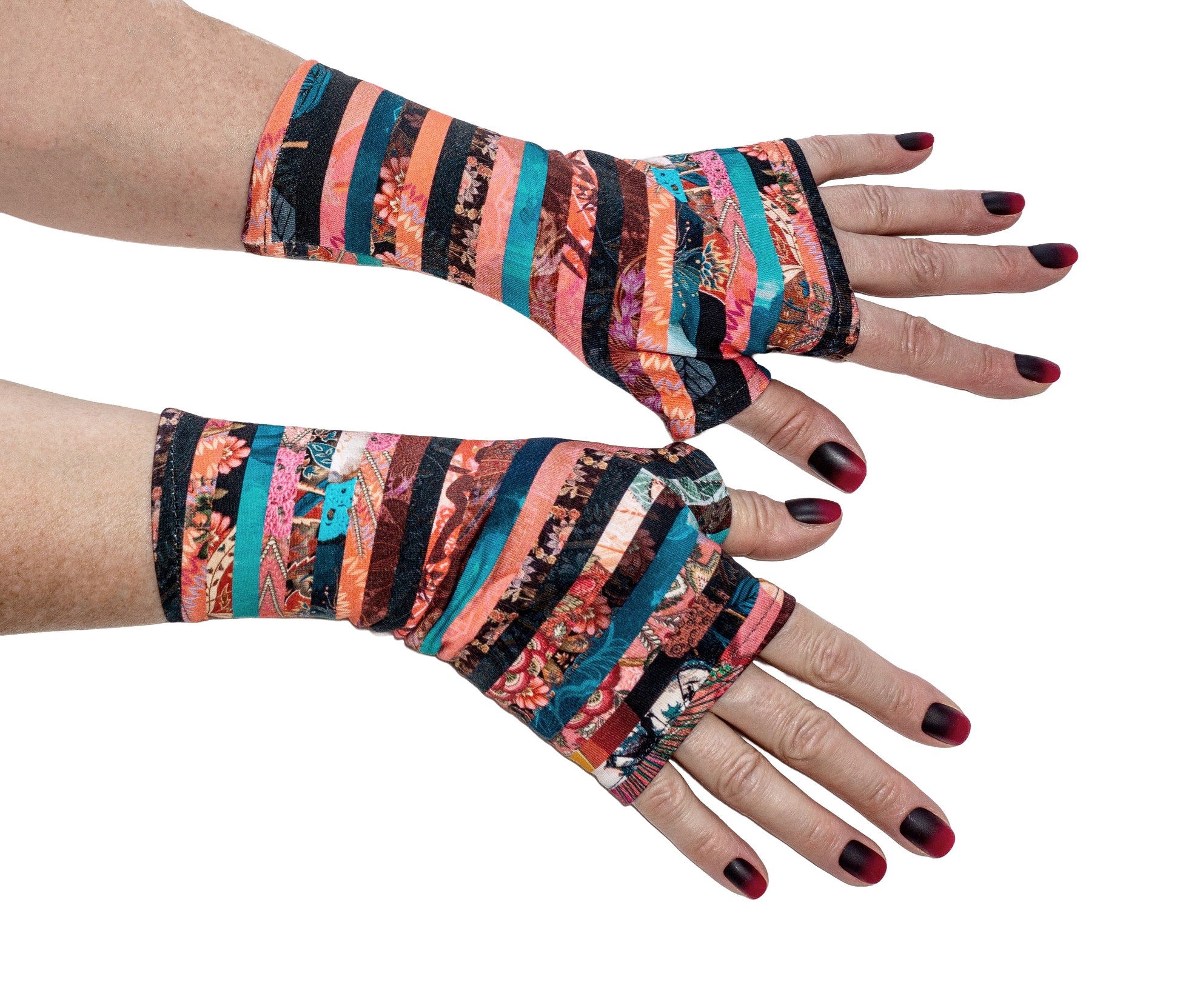 ein paar robuste, mit buntem gestreiften Muster Handschuhe ohne Finger, aus French Terry, dicker Baumwollstoff, leicht elastisch von Mouska Alfar, in Handarbeit hergestellt, unisex für die ganze Familie.
Auf dieser Seite ein paar neben einander liegende Damen Hände mit passend lackierten Fingernägeln.