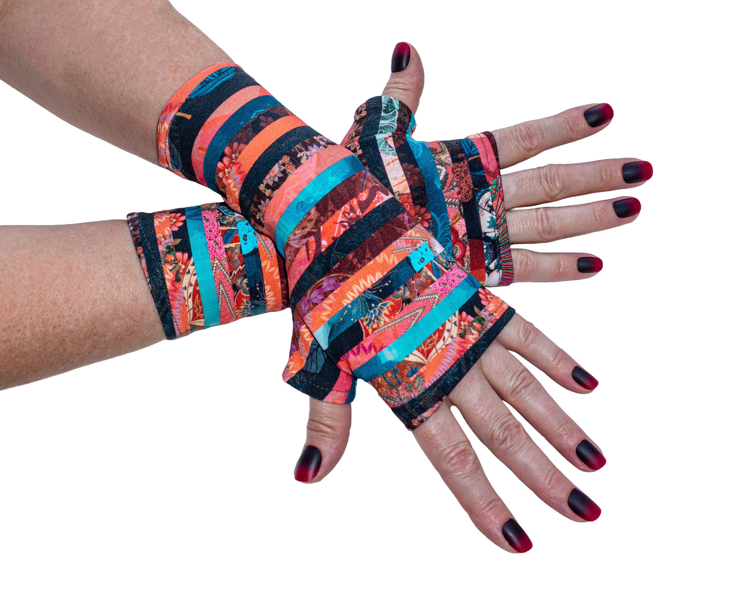 ein paar robuste, mit buntem gestreiften Muster Handschuhe ohne Finger, aus French Terry, dicker Baumwollstoff, leicht elastisch von Mouska Alfar, in Handarbeit hergestellt, unisex für die ganze Familie.
Auf dieser Seite ein paar übereinander liegende Damen Hände mit passend lackierten Fingernägeln.