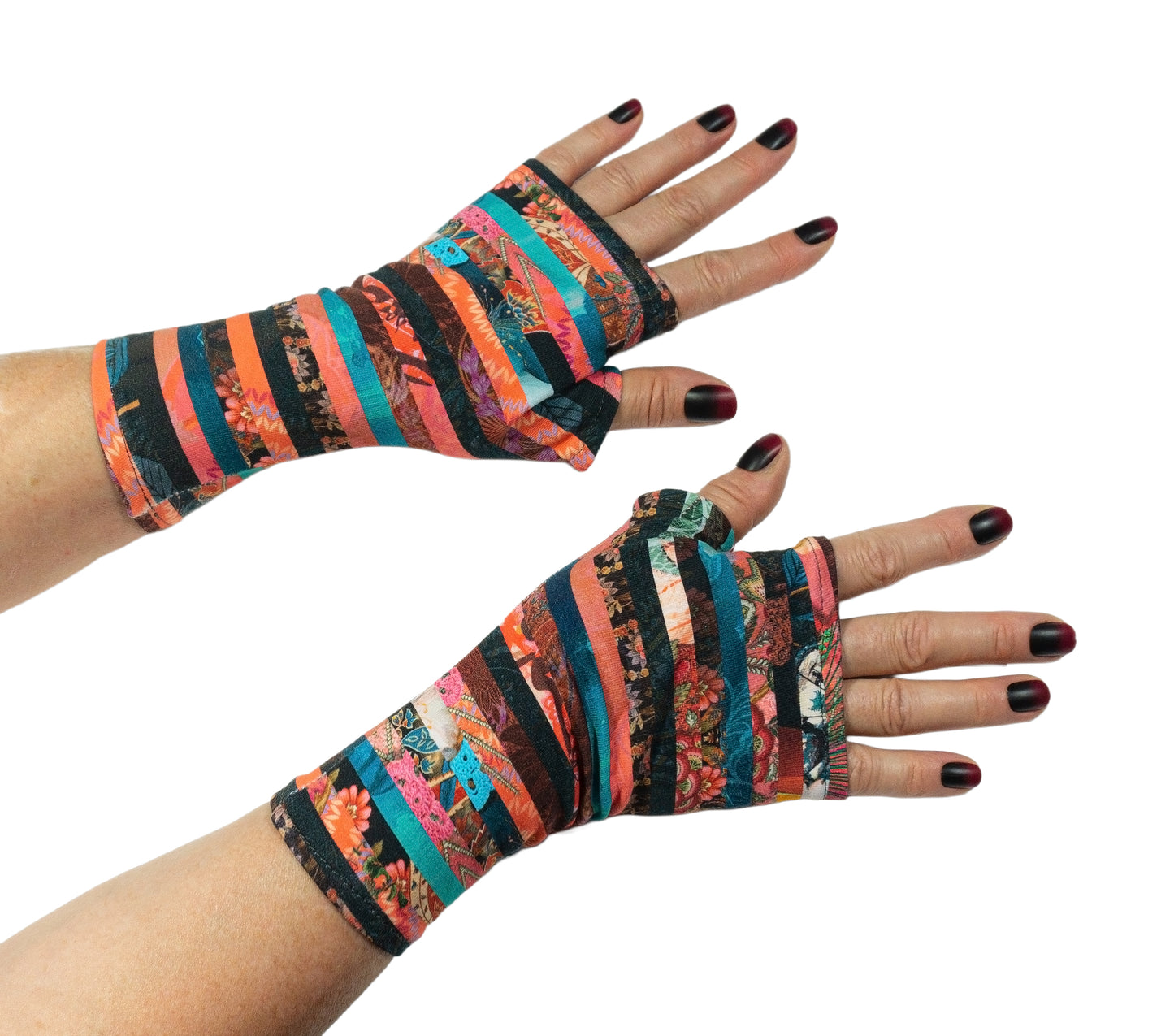 ein paar robuste, mit buntem gestreiften Muster Handschuhe ohne Finger, aus French Terry, dicker Baumwollstoff, leicht elastisch von Mouska Alfar, in Handarbeit hergestellt, unisex für die ganze Familie.
Auf dieser Seite ein paar neben einander liegende Damen Hände mit passend lackierten Fingernägeln.