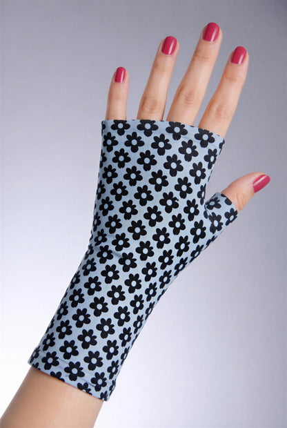 Einzel Hand Darstellung, Hand zeigt nach oben mit rot lackierten Nägeln, Hintergrund Farbverlauf in grau blau. Retro Blümchen in blau-hellblau.