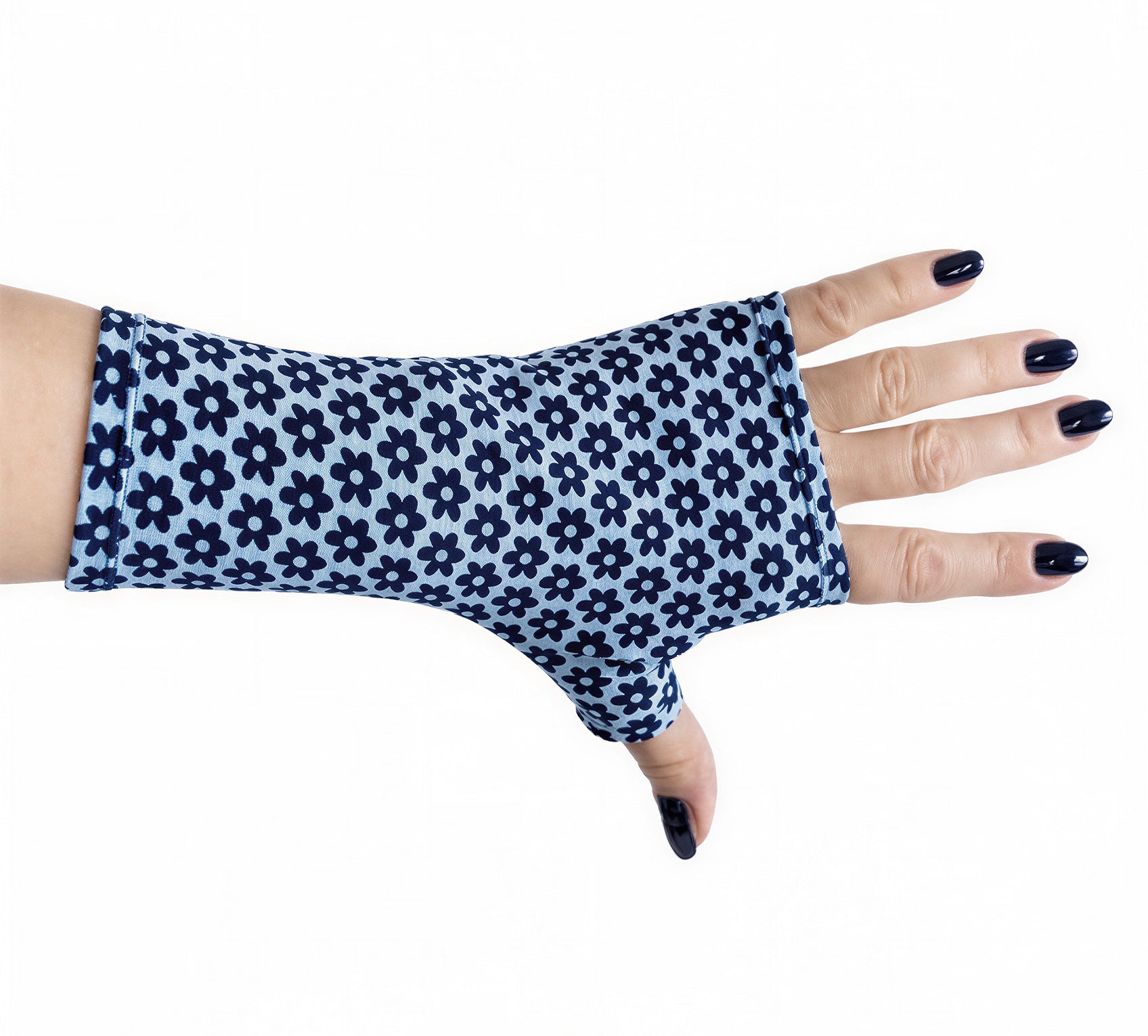 Ein Einzel Handschuh an einer Damen Hand dargestellt, Handschuhe, Pulswärmer, Handstulpen, Stoff "Bonni" von Stenzo in zwei Farben: hier hellblauer Grund, dunkelblaue Retro Blümchen. Fingernägel sind blau lackiert, Hintergrund Studio weiß. Die Handschuhe sitzen passgenau und körperbetont. In vielen Größen auf Bestellung. Limited Edition.