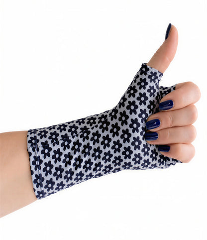 weiterer Einzel Handschuh an einer Damen Hand dargestellt, Handschuhe, Pulswärmer, Handstulpen, Stoff "Bonni" von Stenzo in zwei Farben: hier hellblauer Grund, dunkelblaue Retro Blümchen. Fingernägel sind blau lackiert, Hintergrund Studio weiß. Die Finger werden nach innen auf die Hand gepresst. Daumen zeigt nach oben.