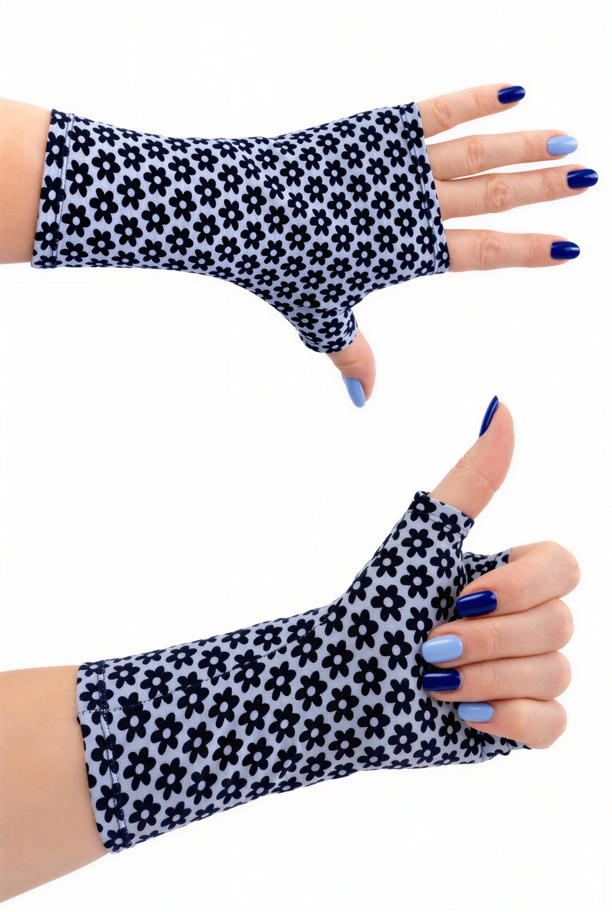 beide Handschuhe, linker und rechter an Damen Händen präsentiert. Die eine Hand ausgestreckte Finger, die andere mit Daumen nach oben - peace - und mit hellblau und dunkelblau abwechselnd lackierte Fingernägel. Sehr stylisch und wunderbar boho.
