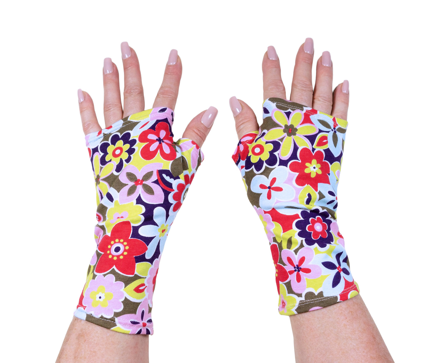 rechte und linke Damenhand mit Pulswärmer, Handstulpen, Handschuhe ohne Finger mit lackierten Fingernägel, Stoff ist knallbunt geblümt. Die beiden Hände befinden sich mitten groß im Bild