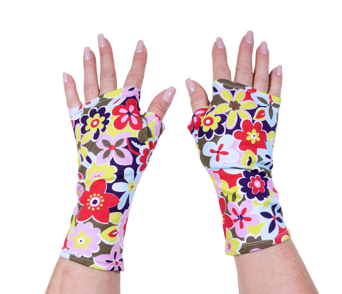 rechte und linke Damenhand mit Pulswärmer, Handstulpen, Handschuhe ohne Finger mit lackierten Fingernägel, Stoff ist knallbunt geblümt. Die beiden Hände befinden sich mitten groß im Bild