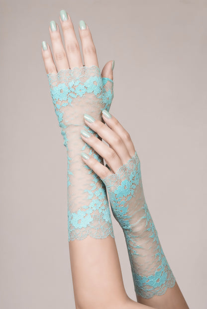 ein weiteres Modellfoto der langen türkis farbigen, zarten, edlen Spitzen handschuhe. Die eine Hand scheint den Arm der anderen visuell herunter zu streichen. Schönes Vintage Hochzeits Foto. Designerin: Mouska Alfar aus Hamburg, Deutschland. Handgefertigt.