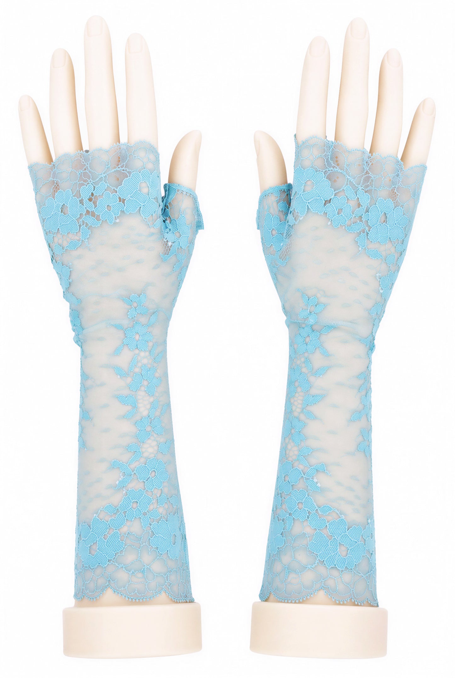 Handstulpen ohne Finger aus weicher Spitze in türkis mit floralem Design im Boho Hippie Chic | sinnlich, romantisch, weiblich und Vintage. An Modell händen fotografiert, stehen mittig fontal und präsent im Bild. Man gut Details erkennen, wie das Blumen Ambiente in der Netz Spitze. Sehr zart und feminin,