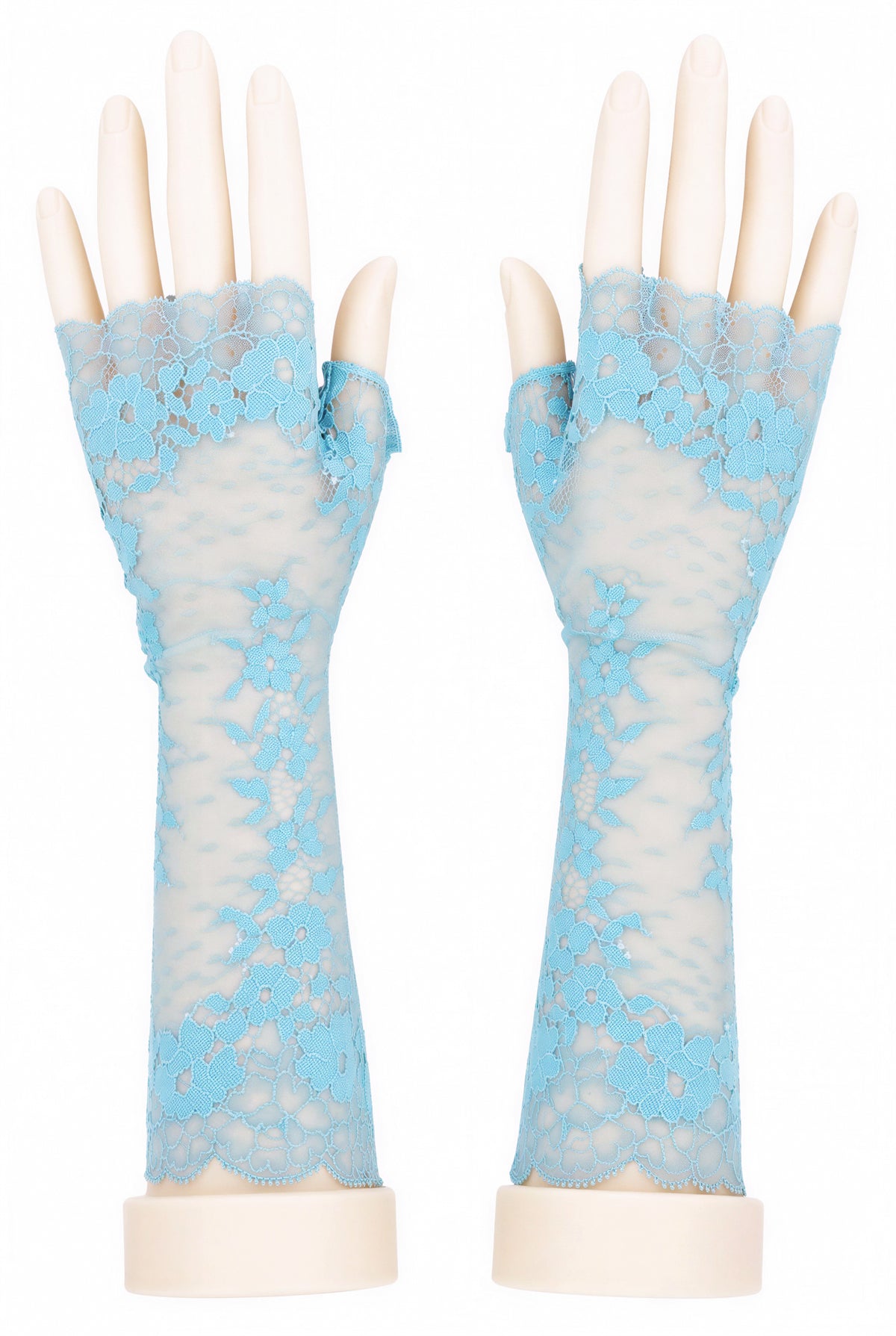 Handstulpen ohne Finger aus weicher Spitze in türkis mit floralem Design im Boho Hippie Chic | sinnlich, romantisch, weiblich und Vintage. An Modell händen fotografiert, stehen mittig fontal und präsent im Bild. Man gut Details erkennen, wie das Blumen Ambiente in der Netz Spitze. Sehr zart und feminin,