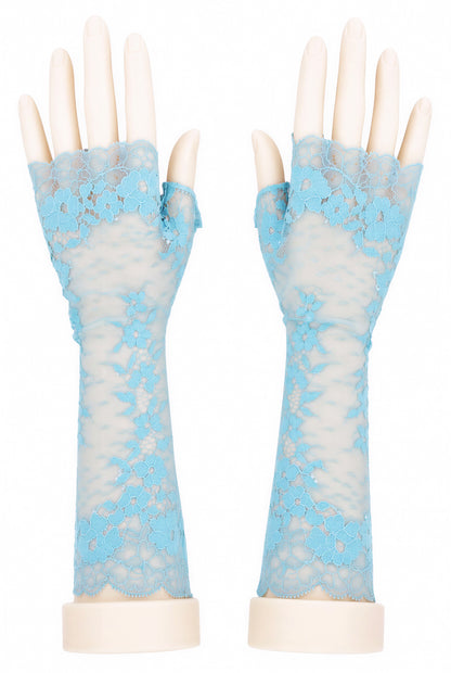 Handstulpen ohne Finger aus weicher Spitze in türkis mit floralem Design im Boho Hippie Chic | sinnlich, romantisch, weiblich und Vintage. An Modell händen fotografiert, stehen mittig fontal und präsent im Bild. Man gut Details erkennen, wie das Blumen Ambiente in der Netz Spitze. Sehr zart und feminin,