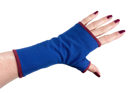 Handschuhe ohne Finger von Mouska Alfar das Original, aufwändig genäht in Handarbeit. Abbildung hier einzelner Pulswärmer, Handschuh in Futter farbe bordeaux rot