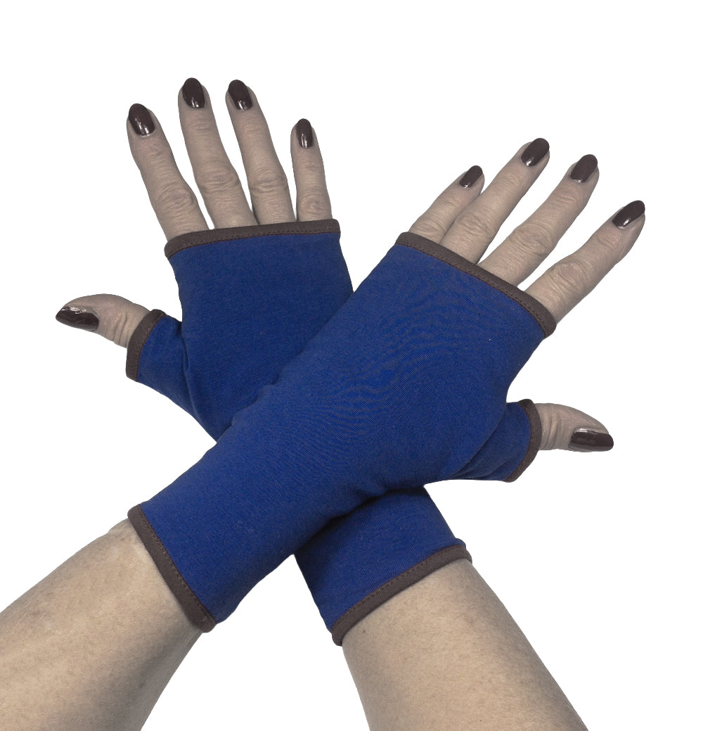 ein Paar Handschuhe uni gefüttert in dunkelbraun. Mit Daumen zum reinschlüpfen. Verschiedene Farben & Größen. Für jeden Anlass. Geschenk. slow fashion. 