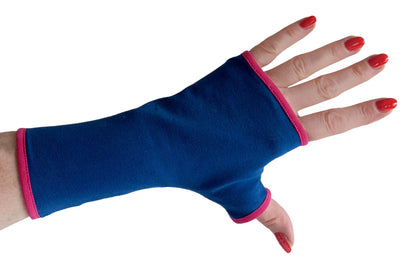 Handschuhe fingerlos aus Baumwolle Jersey leicht elastisch, mit Futter und Paspel in royalblau. Futterfarbe aus 24 Farben wählbar. Größe ebenfalls wählbar von XXS bis XXL. Für jeden ist die passende Farbe und Größe dabei, ob jung oder alt, gender oder unisex