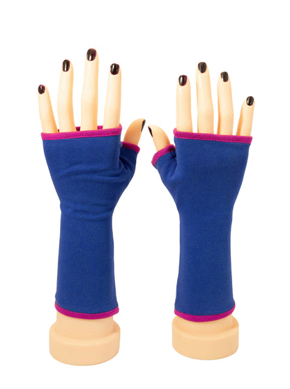 gefütterte Handschuhe fingerlos, Handarbeit von Mouska Alfar, slow fashion, Handschmuck, Hauptfarbe königsblau, Futterfarbe wählbar. Abgebildet hier mit pink farbigem Futter. Schöner Kontrast in pink zu blau.