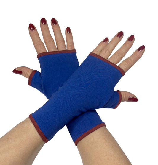ein paar Handschuhe fingerlos aus Jersey genäht in Handarbeit made in Germany, Oberfarbe königsblau + Futter wählbar aus 24 Farben, abgebildet hier in braun | minimalistisch praktisch sportlich