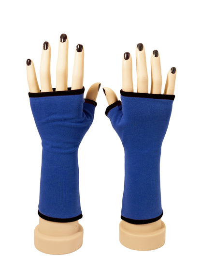 ein Paar beliebte fingerlose Handschuhe uni - ohne Muster, gefüttert, mit fake-Paspel und Daumen zum reinschlüpfen. Verschiedene Farben & Größen wählbar. Super bequem, praktisch, chic, für jeden Anlass. Super als Geschenk. slow fashion, Handarbeit. Abgebildete Futter Farbe schwarz