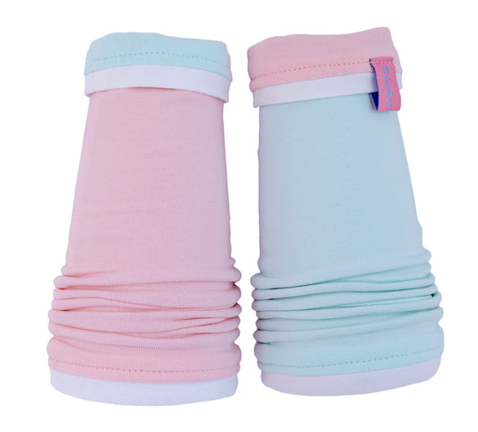 Wende Armstulpen im colourblock kawaii design, pastell Farben. Abbildung zeigt ein Paar Stulpen: eine Seite eisminze, andere rosa.  Bestehend aus zwei Lagen Jersey und eingenähten weißen Paspel an allen Säumen. Verschiedene Tragemöglichkeiten - entweder umgekrempelt oder in voller Länge oder zwei verschiedene Farben etc. Größen von XXS bis XXL in Handarbeit nur auf Bestellung