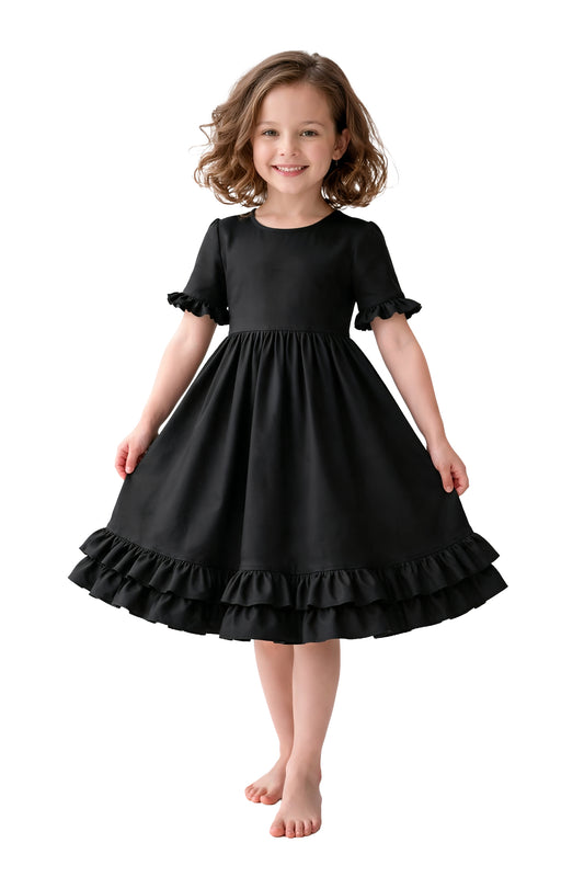 japanisches Kinder Kleid Akari aus Baumwolle in schwarz für Taufe, Kommunion,Konfirmation oder christliche als auch private Anlässe für Feste,Familienfeiern oder zu Beerdigungen. Aber cosplay, Theater, anime, manga oder j-pop. Hochgeschlossen, am Rücken mit Knopfleiste und selbstbezogenen Knöpfen, Kurzarm, ausladender midi Bauschrock mit 2 Lagen Rüschen am Saum. Kann mit oder ohne Petticoat getragen werden. Auch Rockabilly & gothic Mütter kommen bei diesem Kleid für die Lütten auf ihre Kosten.