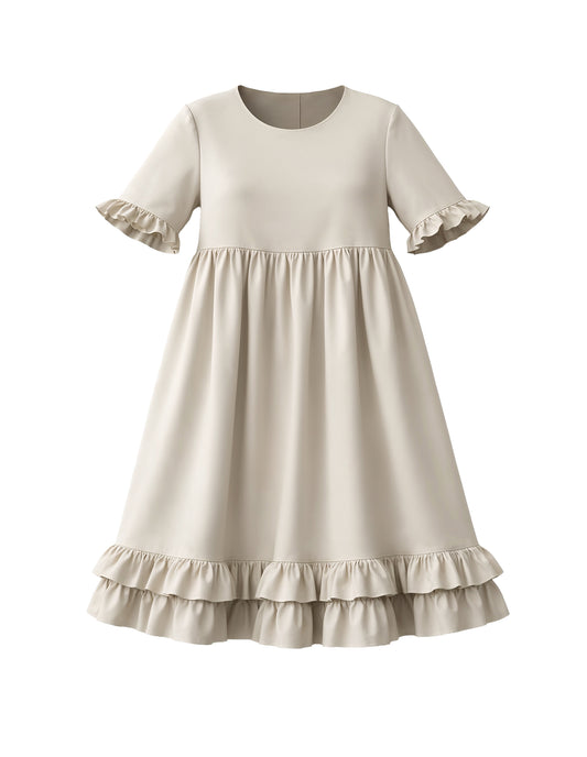 majestätisches Akari Kleid in beige von Mouska Alfar aus Baumwolle, handgefertigt in Deutschland, Vorderansicht. Kleid ist japanischer Stil, viktorianisch hochgeschlossen, mit Rüschen und ausladendem Rock mit oder ohne Petticoat tragbar- auf dem Foto ohne; aber in midi Länge + mit Kurzarm.