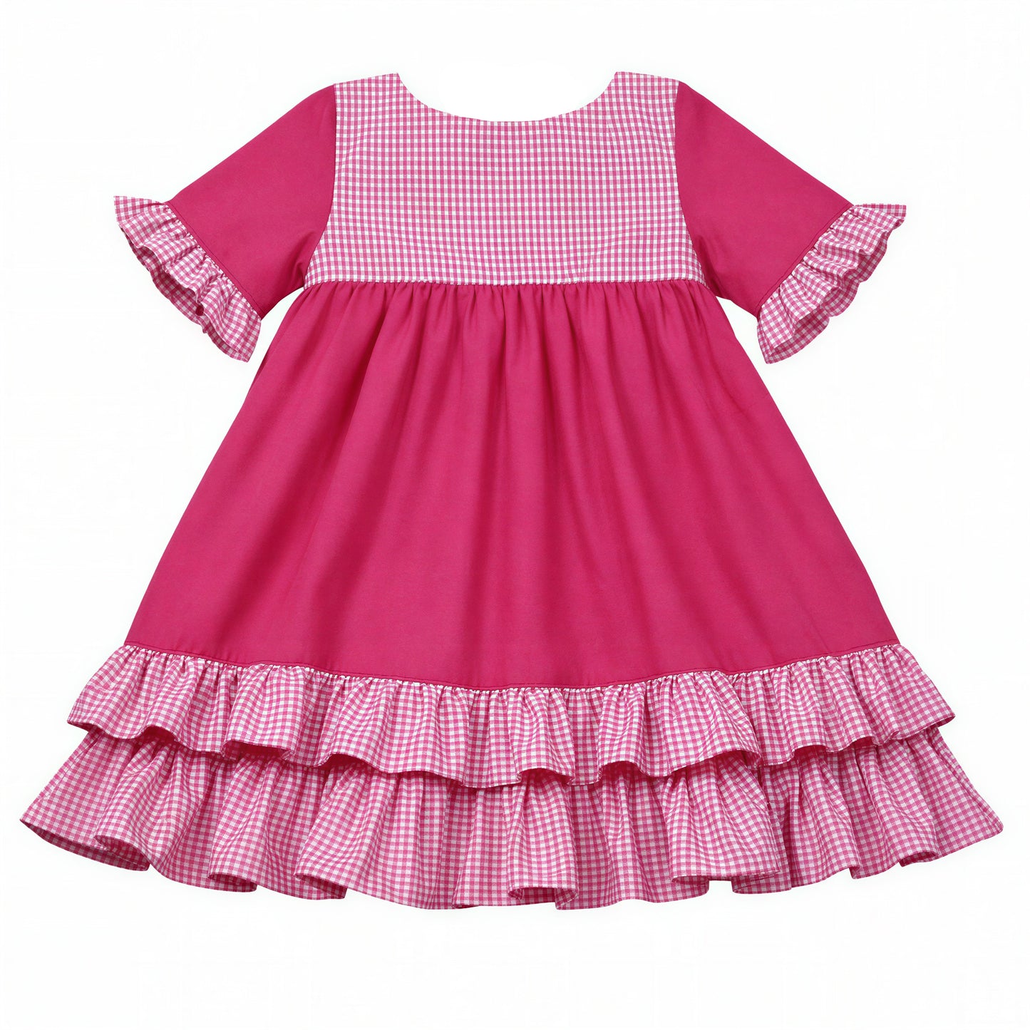 Serie Akari im japanischen Stil: kurzärmeliges Sweet Lolita Kleid mit einem Oberteil und einem Rockteil, kurzen Ärmeln und zweilagiger Rüschensaum. Das Kleid hat einen Rundhalsausschnitt und eine ausgestellte Form, es ist nicht tailliert, hochgeschlossen. Rüschen und Passe aus vichy karo Baumwolle in pink-weiß, Rockteil und Ärmel in uni pink. Verspielt, nostalgisch, romantischer Märchen Decora look in Handarbeit von Mouska Alfar. Vorderansicht, flatlay