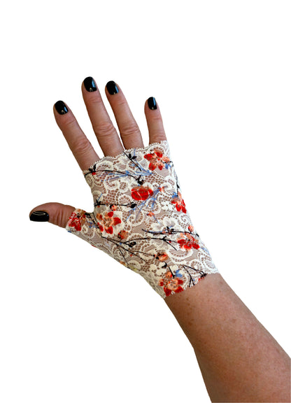 Detailansicht einer Hand mit einem Sakura spitzen Handschuh, Handarbeit von Mouska Alfar