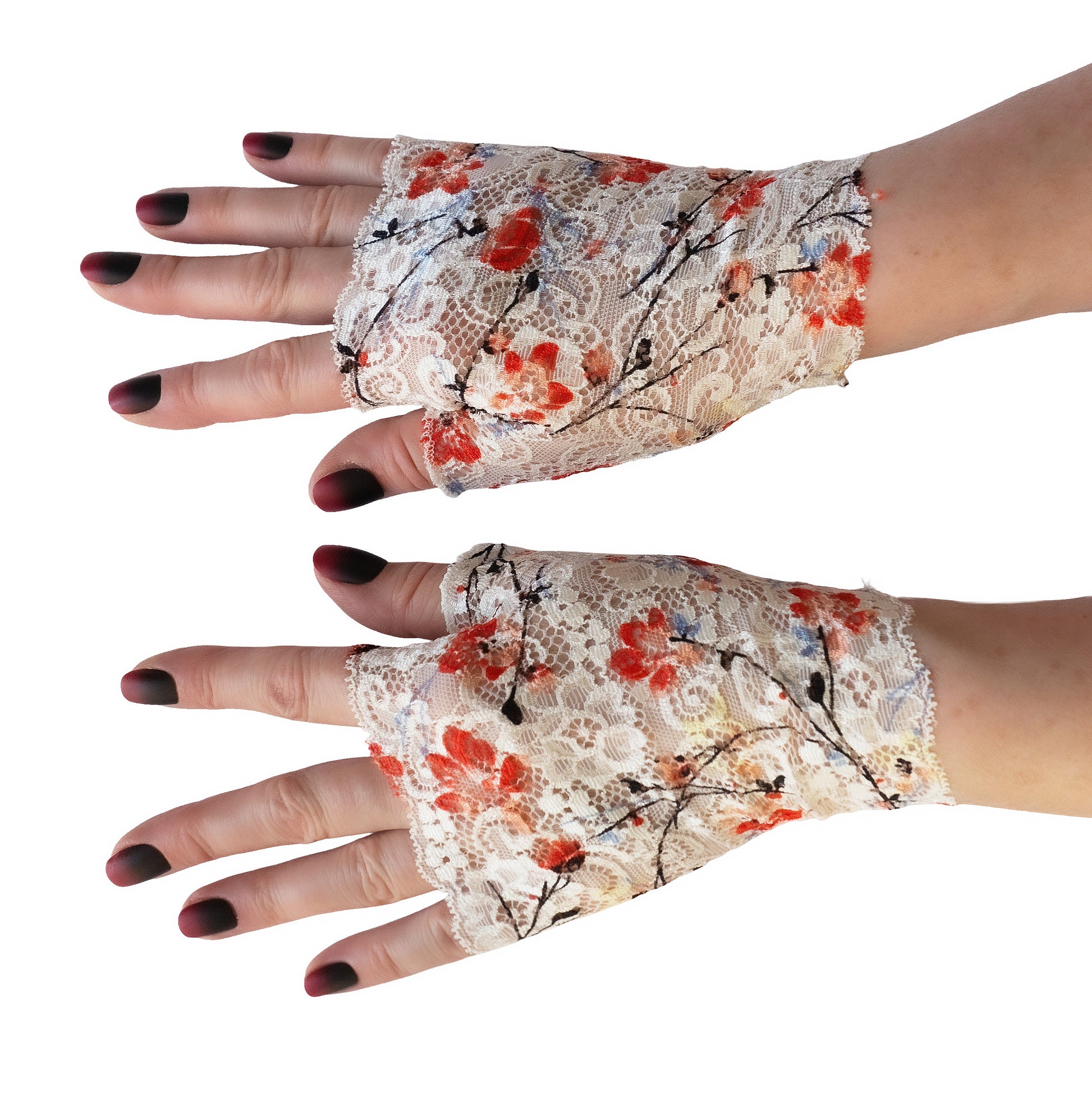 fingelose Pulswärmer aus Netz Spitze, mit Bogenkante, sehr kurz, leicht elastisch und mit Daumen zum Reinschlüpfen , ein rechter und ein linker Handschuh. Fotografiert an Damen Händen.
Farbe weiss mit bunten Kirschblüten und Zweigen in Rottönen mit schwarzen Akzenten.