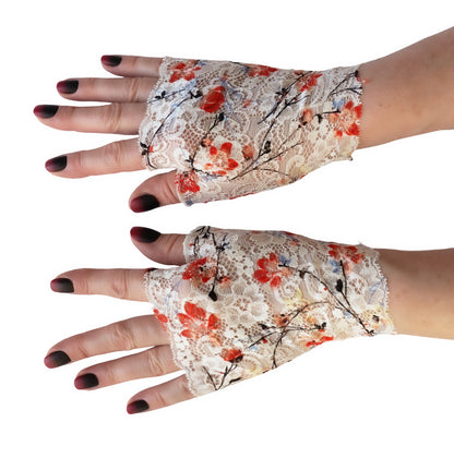fingelose Pulswärmer aus Netz Spitze, mit Bogenkante, sehr kurz, leicht elastisch und mit Daumen zum Reinschlüpfen , ein rechter und ein linker Handschuh. Fotografiert an Damen Händen.
Farbe weiss mit bunten Kirschblüten und Zweigen in Rottönen mit schwarzen Akzenten.