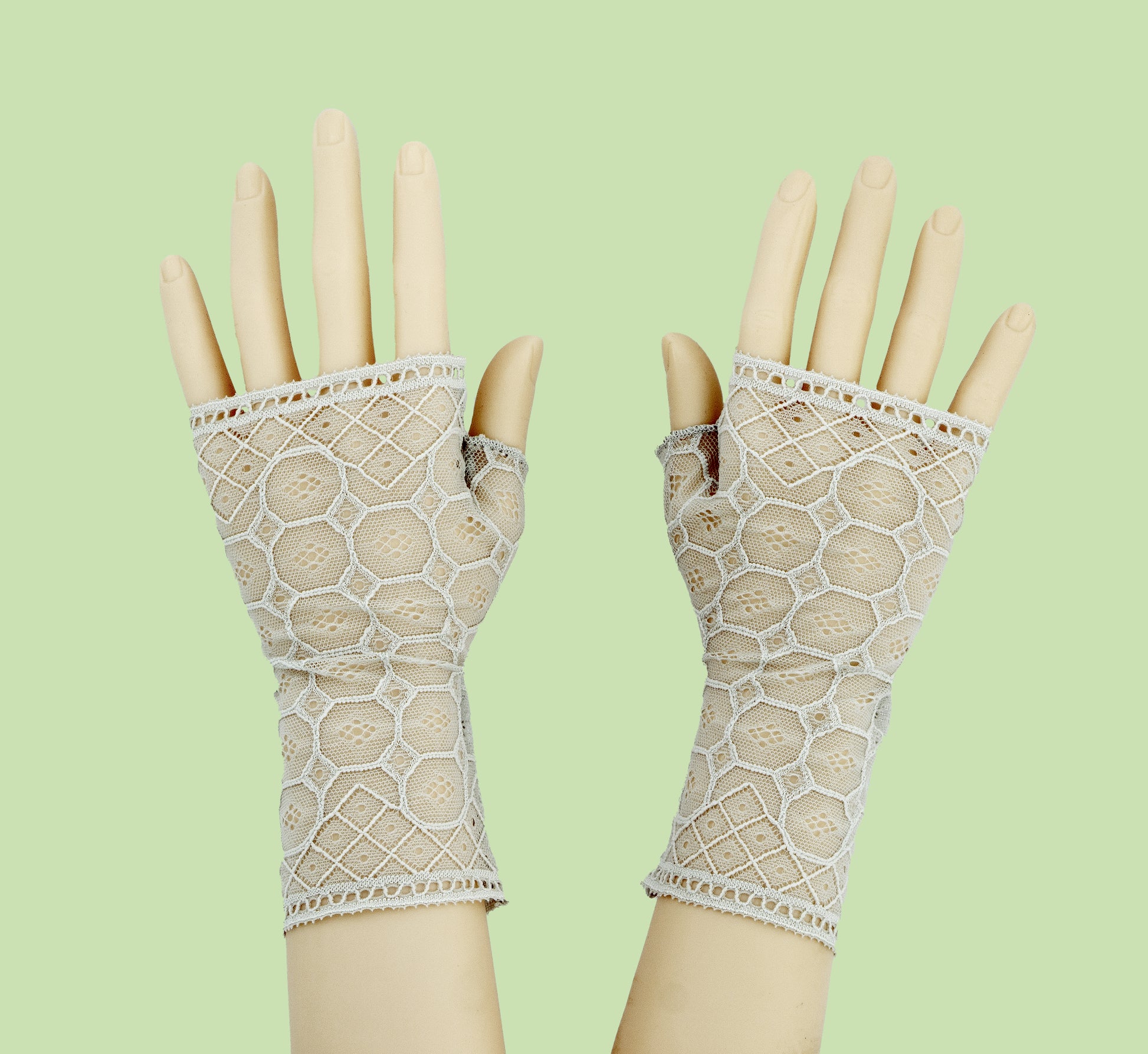 ein paar Handschuhe ohne Finger an einer Puppe fotografiert, Größe wählbar von XS bis XL, elastisch, weiches synthetisches Material, angenehm tragbar