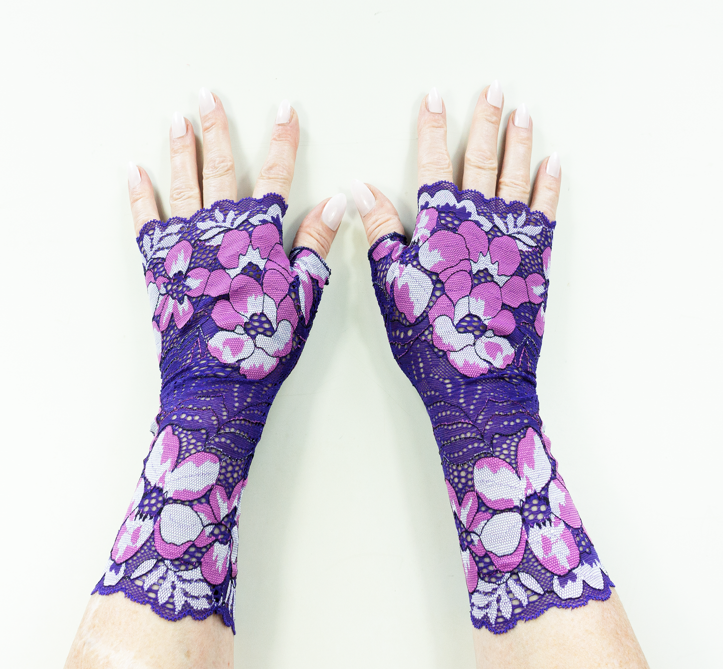 lange auffällige extravagante Pulswärmer Handschuhe fingerlos violett lila magenta riesige Blumen