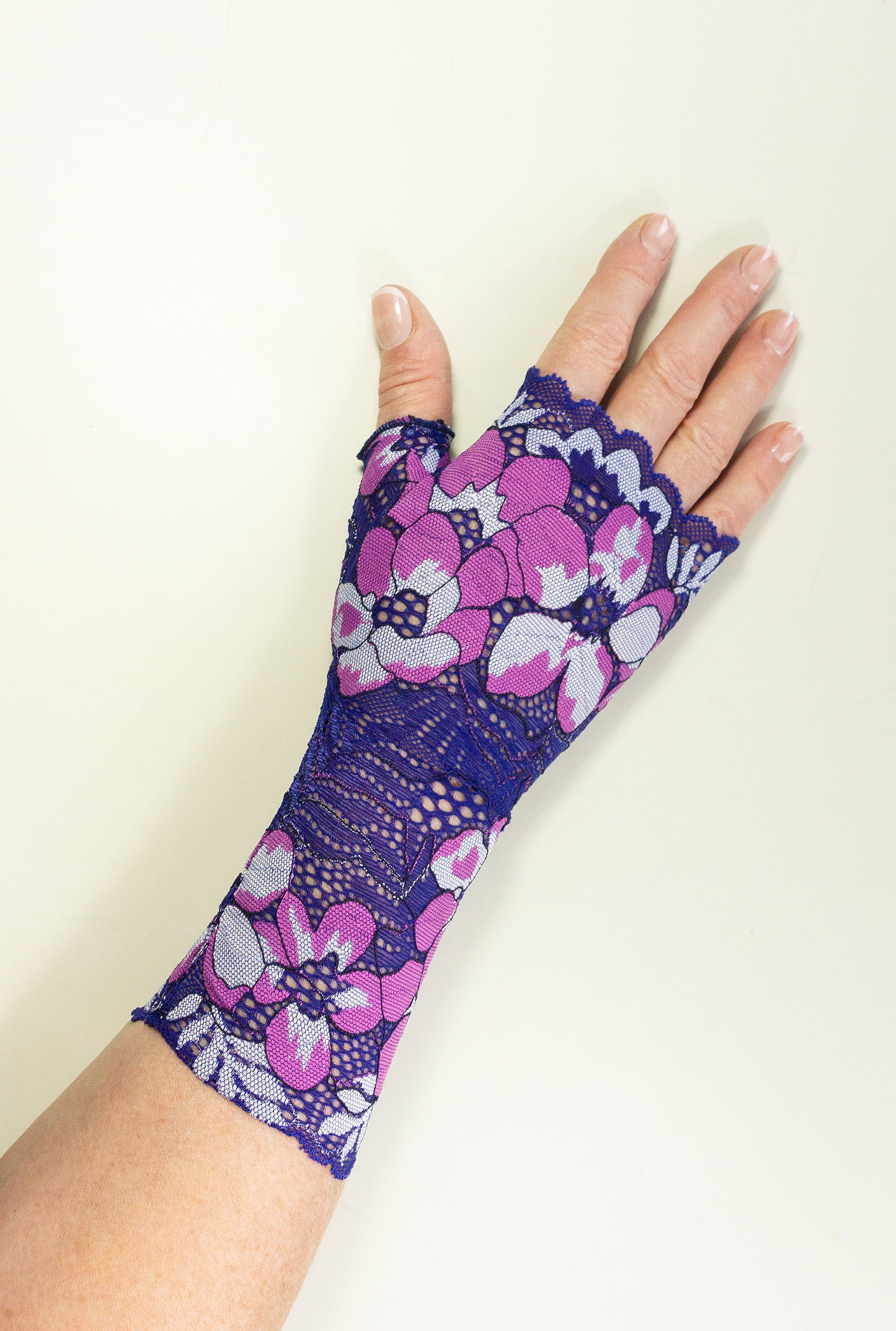 lange auffällige extravagante Pulswärmer Handschuhe fingerlos violett lila magenta riesige Blumen