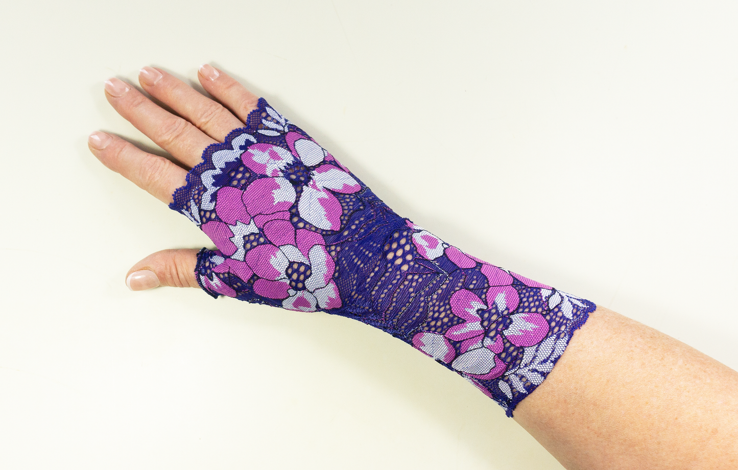 lange auffällige extravagante Pulswärmer Handschuhe fingerlos violett lila magenta riesige Blumen