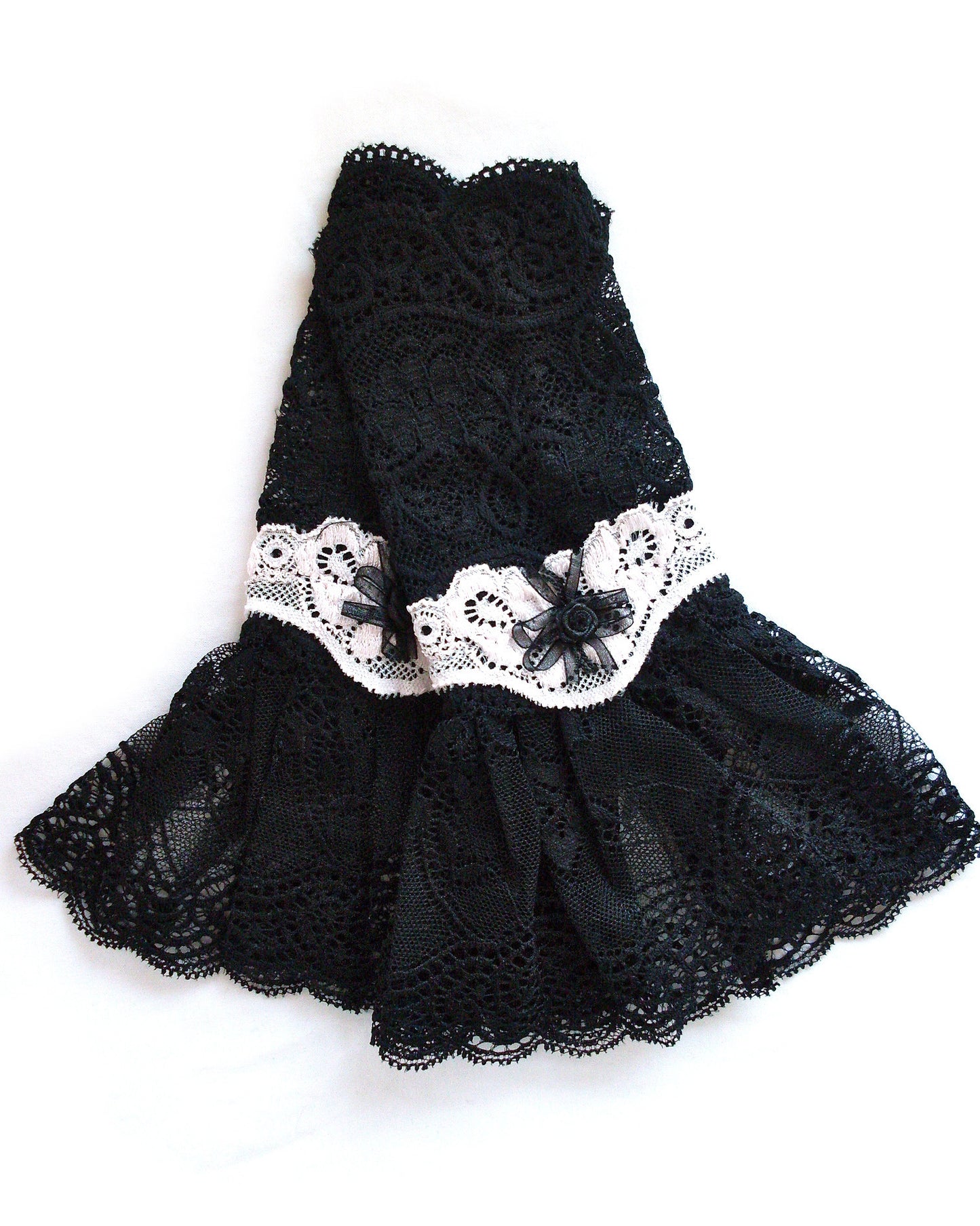 noble gothic lolita Armstulpen aus Spitze schwarz rosé mit Röckchen und Satinrose