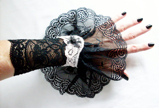 noble gothic lolita Armstulpen aus Spitze schwarz rosé mit Röckchen und Satinrose