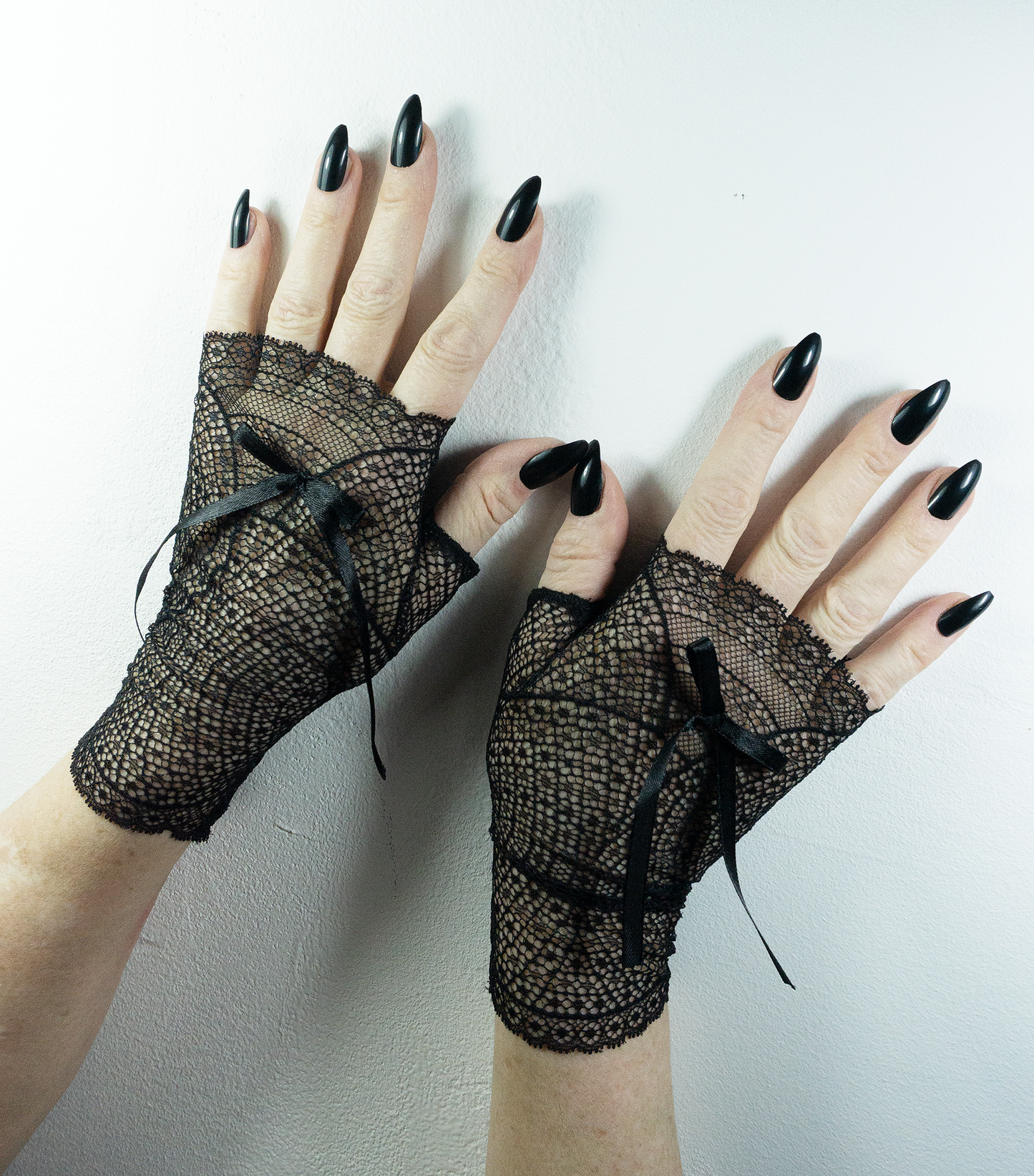 sexy lolita wrist warmers black/pink &amp; bow