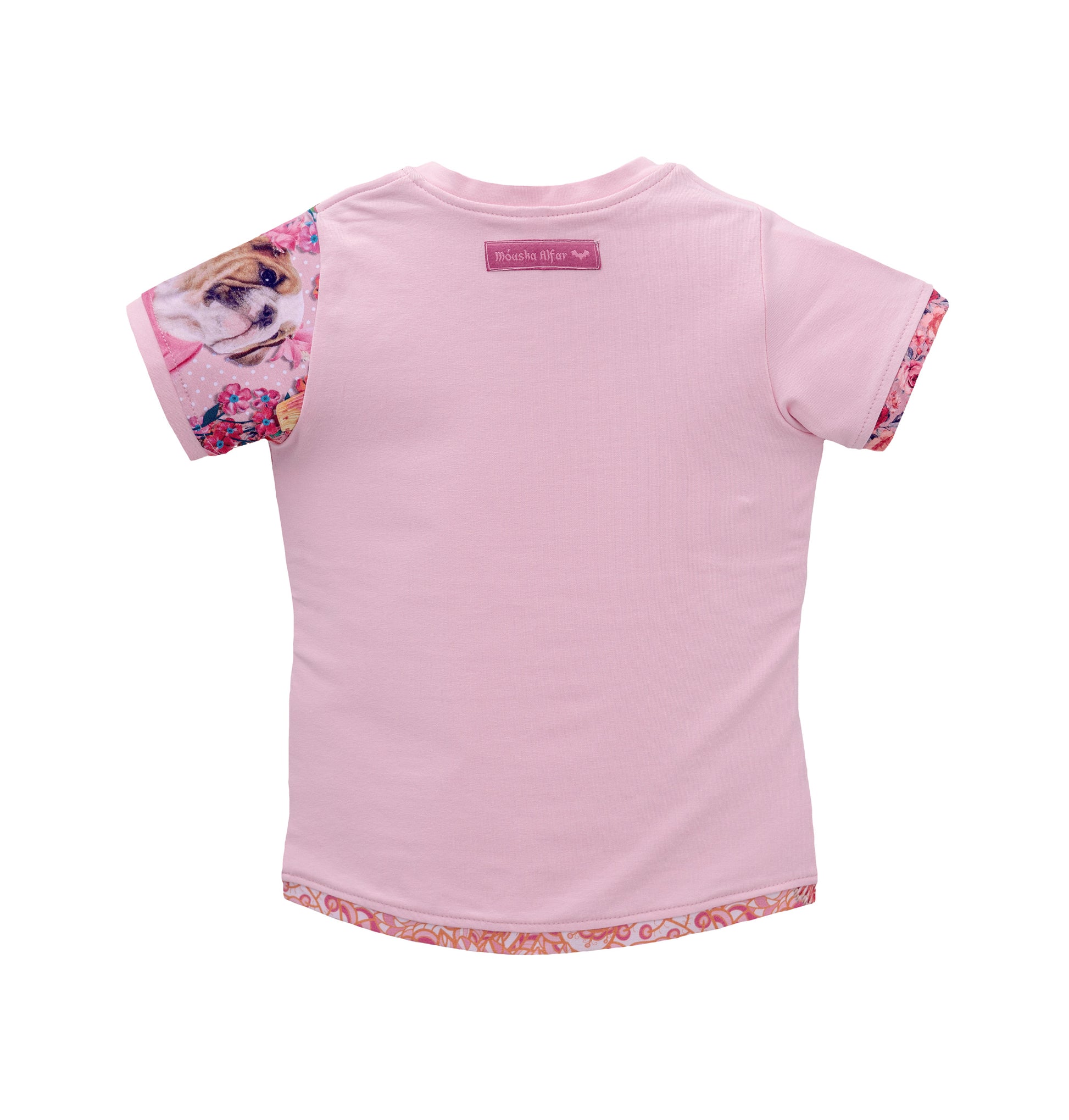 flatlay Rückenansicht von T-Shirt Nikita mit Kurzarm. Mit Ärmel und Saum Paspeln, Blumenmuster. Ein Ärmel zeigt eine Bulldoggen-Grafik mit einer rosa Schleife. Der Markenname "Mouska Alfar" ist auf einem pink farbenen label mittig unter dem Hals auf der Rückseite aufgedruckt. Aus Baumwolle. Vorne & ein Ärmel bedruckt, hinten & der andere Ärmel in uni rosa. psychedelisch bunt und sommerlich