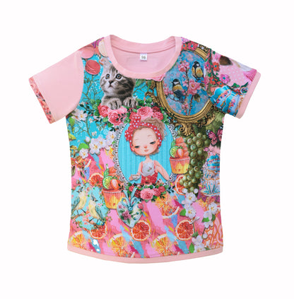 Flatlay Vorderseite von Nikita Kinder shirt mit digital Druck: Mädchen, Hund, Obst, Fantasy Landschaft, Alice im Wunderland. Kurzarm, Rundhals, mit Paspeln an allen Säumen. Farbe rosa bunt. Ein Ärmel rosa uni, der andere bedruckt. Handarbeit aus Hamburg, Deutschland von Mouska Alfar