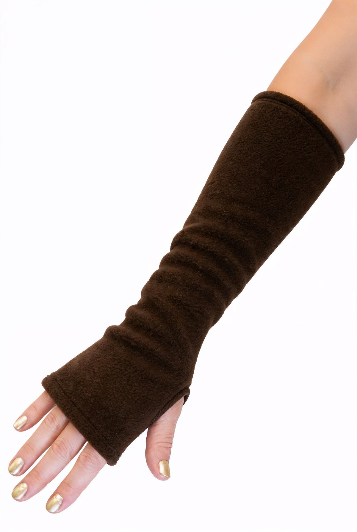 eine Fleece Armstulpe dargestellt an einem Frauenarm. Die Stulpen reichen bis an die Fingerknöchel über die Hand, ohne Finger, fingerlos, aber mit Daumenloch zum rein schlüpfen und bis über den Unterarm hinauf fast bis zur Elle. Material ist flauschig, fluffig und wärmend. Farbe braun.