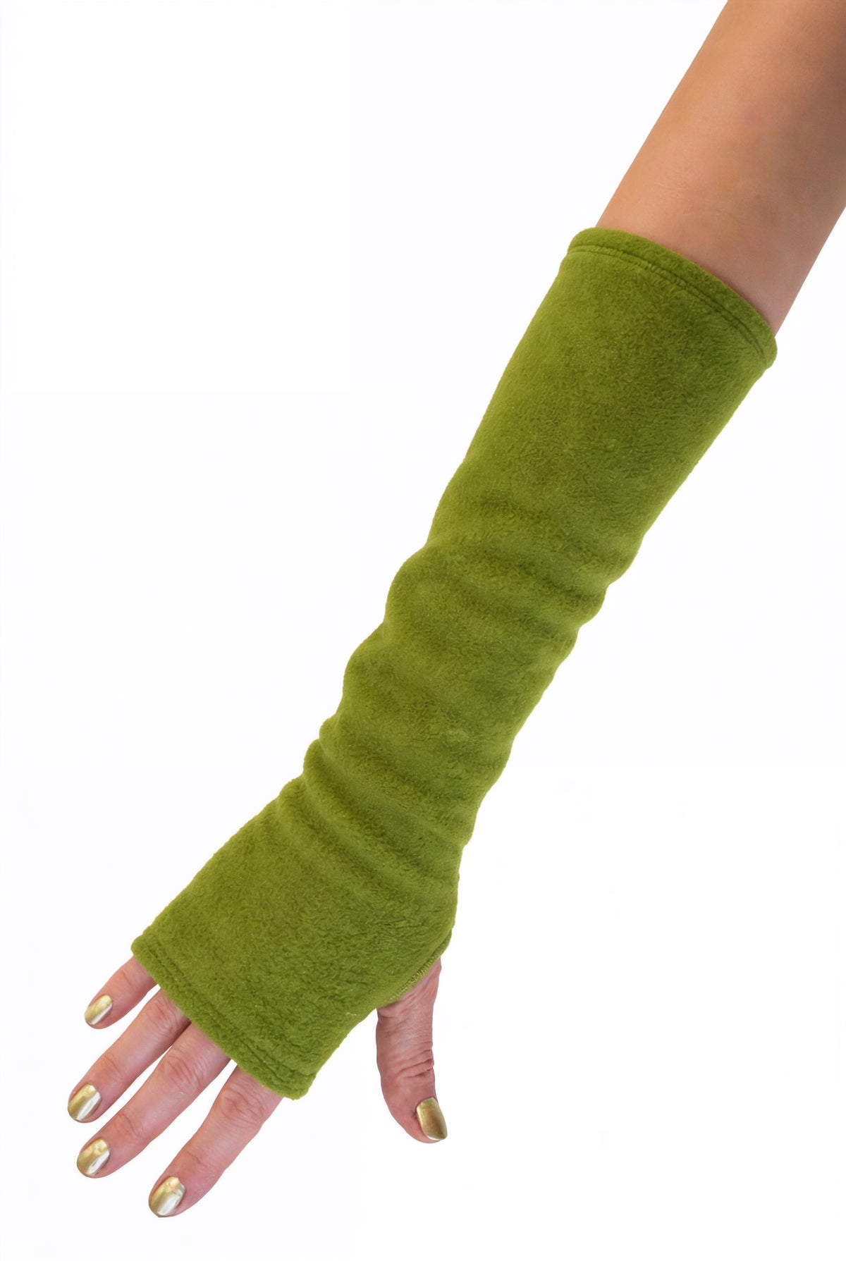 eine Fleece Armstulpe dargestellt an einem Frauenarm. Die Stulpen reichen bis an die Fingerknöchel über die Hand, ohne Finger, fingerlos, aber mit Daumenloch zum rein schlüpfen und bis über den Unterarm hinauf fast bis zur Elle. Material ist flauschig, fluffig und wärmend. Farbe lind grün.