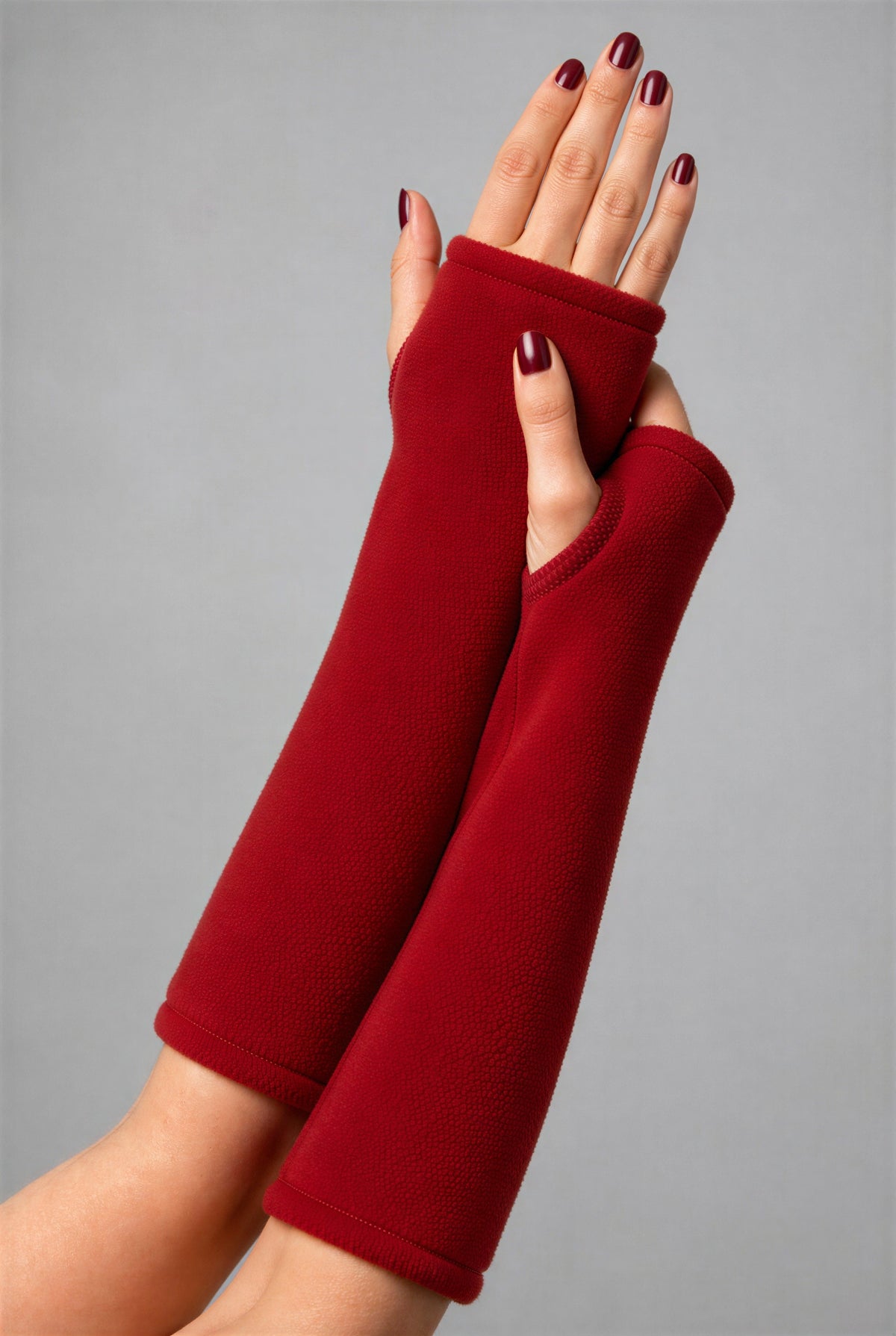 handgefertigte Armstulpen aus kuscheligem Fleece, formstabil und robust. Leicht & wärmend, Basic für den Alltag. Unisex ohne Daumen und Finger.
zeitlos und funktional. Weich sowie strapazierfähig. Jedes Paar ein Unikat, für jeden Stil & jedes Alter. dargestellt an zwei ineinander liegenden Frauenarmen mit lackierten Fingernägeln in rot.