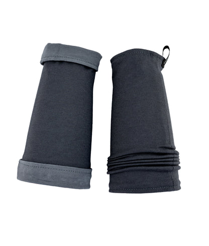 ein paar Armstulpen zum Wenden aus 2 Lagen Jersey in mausgrau und dunkelgrau. hier ist die kurze Variante abgebildet. Es gibt sie aber auch in der langen Version, im Menü wählbar. Aus Baumwoll Jersey von Größe XXXS bis 2XL für Damen, Herren, Kinder, ganze Familie, unisex