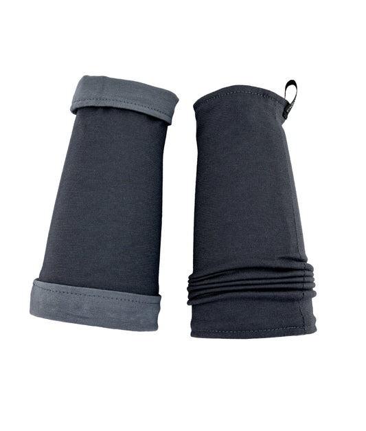 ein paar Armstulpen zum Wenden aus 2 Lagen Jersey in mausgrau und dunkelgrau. hier ist die kurze Variante abgebildet. Es gibt sie aber auch in der langen Version, im Menü wählbar. Aus Baumwoll Jersey von Größe XXXS bis 2XL für Damen, Herren, Kinder, ganze Familie, unisex