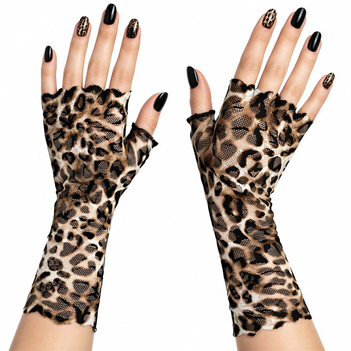ein Paar lange Handschuhe fingerlos mit punkig fetzigen Leopard Tierprint Muster aus Netzspitze, leicht elastisch in den typischen Leo Gepard Farben. Abgebildet an Damen Händen mit Leo und schwarzen Nagellack. Hintergrund Studio weiß. Deutsche Slow Fashion, Handarbeit auf Bestellung in fünf Größen. Abgebildet ist die Größe M.