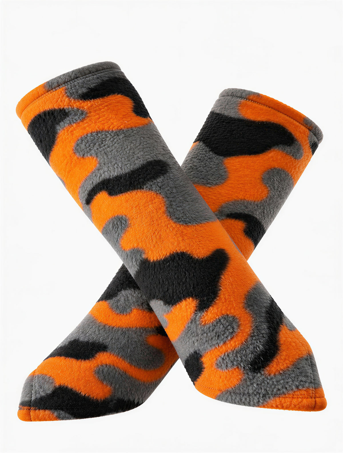 Zwei Wichtel Gnom Armstulpen aus Fleece-Stoff mit Pop Tarn Muster Camouflage in den Farben Orange, Schwarz und Grau. Sie sind stehend, übereinander lappend fotografiert in flatlay. Nach vorne hin spitz über den Handrücken zulaufend geschnitten.