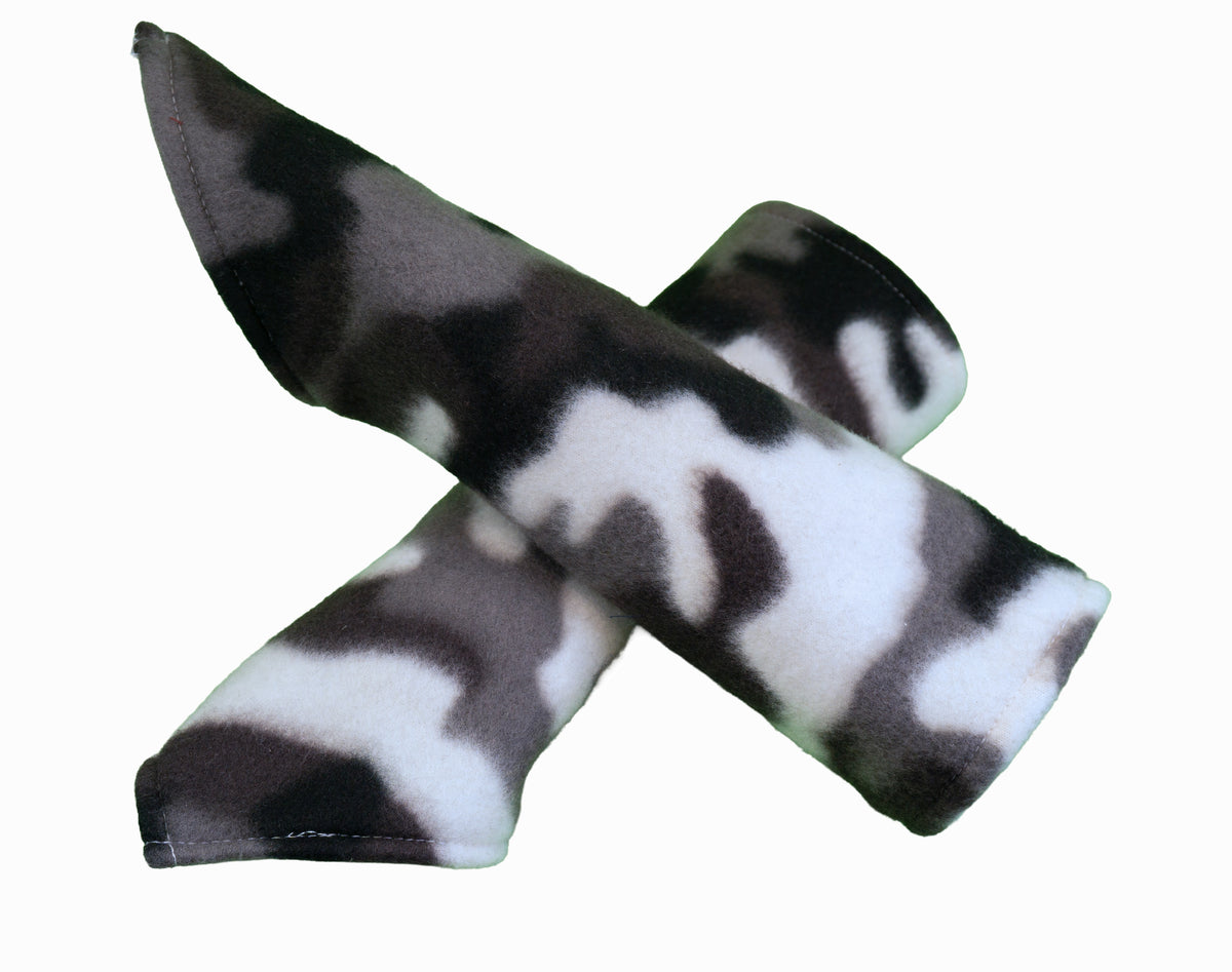 Zwei Wichtel Gnom Armstulpen aus Fleece-Stoff mit Schnee Tarn Muster, Camouflage in den Farben Schwarz, Weiß und Grau. Sie sind in einer überlappenden, gekreuzten Anordnung positioniert. Liegen übereinander. Nach vorne hin spitz über den Handrücken zulaufend geschnitten.