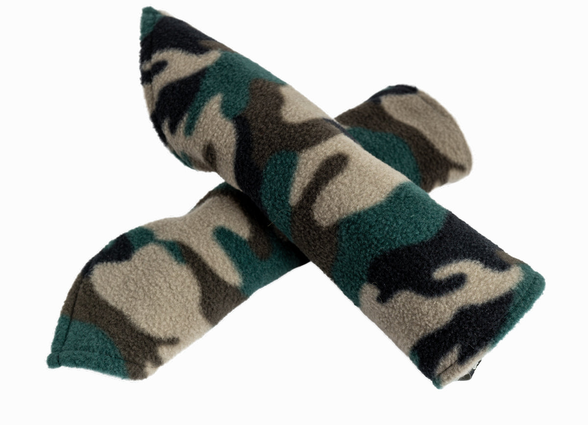 Zwei Wichtel Gnom Armstulpen aus weichem, flauschigem Fleece-Stoff mit Tarnmuster Camouflage in den Farben Grün, Schwarz, Beige und Braun. Sie sind in einer überlappenden, gekreuzten Anordnung positioniert. Liegen übereinander. Nach vorne hin spitz über den Handrücken zulaufend geschnitten.